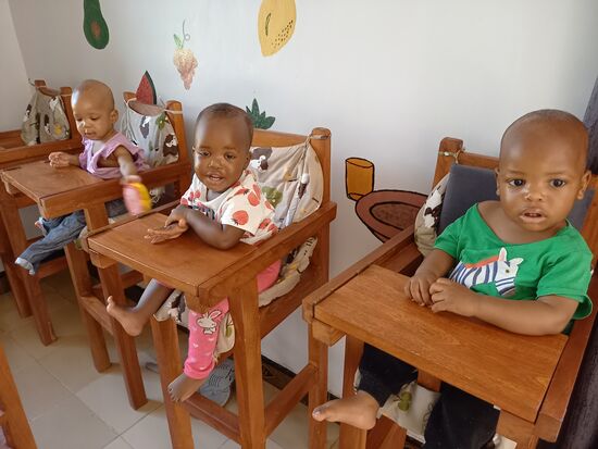 Die Krabbelkinder warten auf das Mittagessen