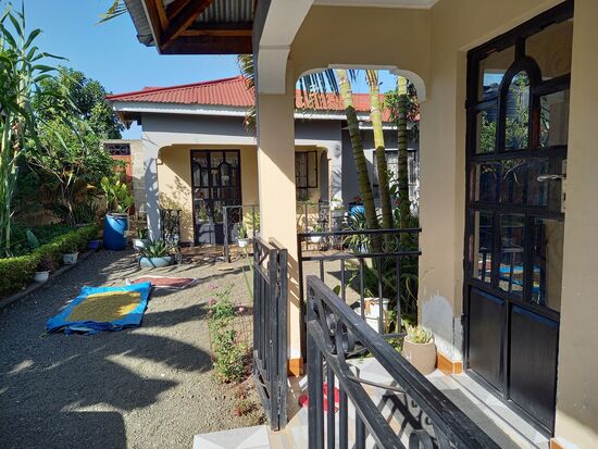 Home sweet home 
Im Hof liegen Bohnen zum trocknen aus.