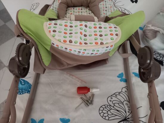 Die Baby Wippe ging als Bausatz mit ins Gepäck. Eigentlich muss ich nur eine Schraube fixieren und trotzdem ist es etwas knifflig. Irgendwie scheint mir immer eine Hand zu fehlen. Ich hohle mir Tipps von Matthias und dann geht's  