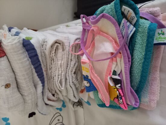 Die Mullwindeln, Waschlappen und Lätzchen werden im Baby Haus schon erwartet.