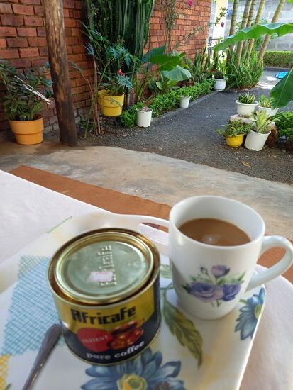 Kaffee ist hier ein Luxus Gut. Tansania baut Kaffee an und exportiert ihn, aber die einheimische Bevölkerung kann ihn sich kaum leisten. Umso mehr weiß ich es zu schätzen, das ich ihn hier genießen kann.