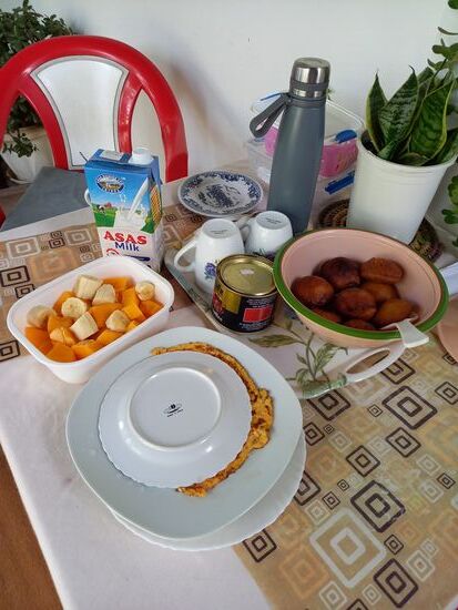 Es gibt Mandasi (in Fett gebackene Reisbällchen), Eier und Obst.