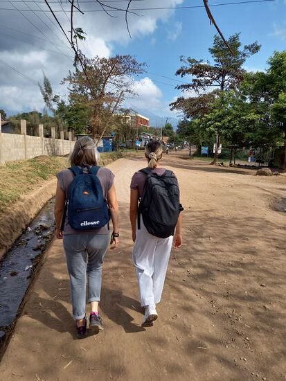 Die Straßen sind mit Schlaglöchern übersät und einfach nur staubig. Von jedem vorbeifahrenden Fahrzeug wird man von oben bis unten gepudert.