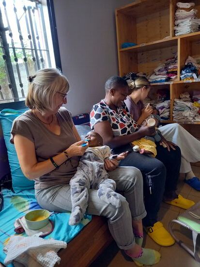 Im Baby Zimmer ist wieder füttern angesagt.