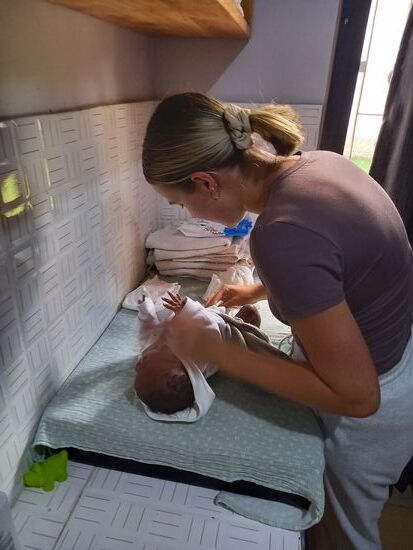 Die Kinder werden täglich gebadet. Das geht wie am Fließband. Einer zieht die Kinder aus, einer badet und ein andere zieht sie wieder an. Zwischendurch gibt es kleine Kuscheleinheiten.