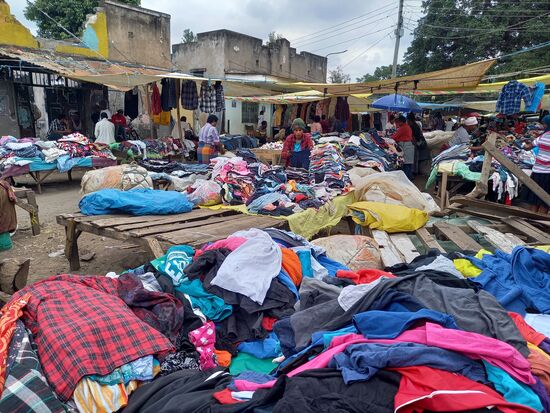 Es werden Berge an Secondhand Ware aus Europa angeboten.