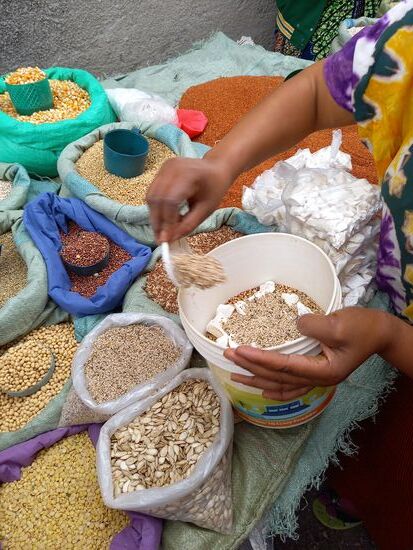 Verschiedene Sorten an Korn werden zusammen gestellt und später gemahlen.