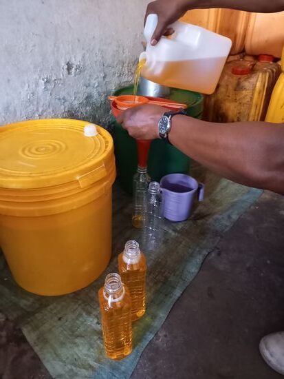 Da ich neun Flaschen brauche, müssen noch einige abgefüllt werden.