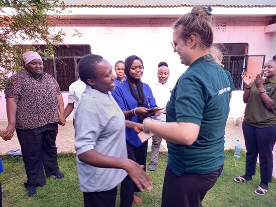 Diesen Monat bekommen dank Angela auch die Freiwilligen ein Gehalt.