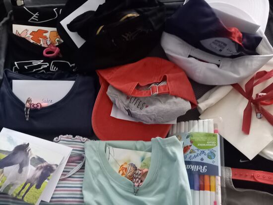 Die Geschenke der Paten habe ich bereits am Abend zu vor arrangiert. Drei Kinder erhalten keine Nachricht ihrer Sponsoren. Für die betroffenen Kinder habe ich in Deutschland ein T- Shirt besorgt und nun auch eine Karte geschrieben. Denn kein Kind soll mit leeren Händen da stehen.