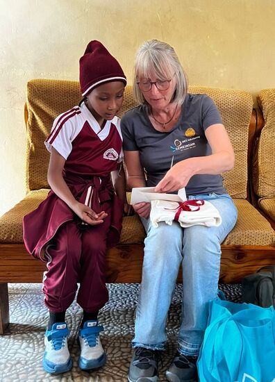 Ich zeige Nasra ihre Post aus Deutschland.