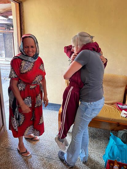 Dann springt mir Hossiana in die Arme. Sie wird von ihrer Mutter begleitet.