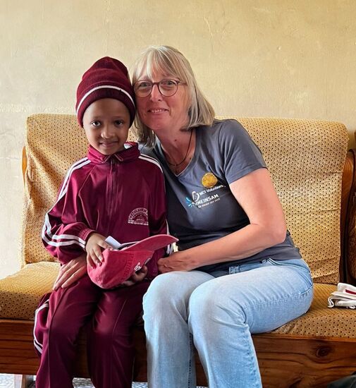 Noch ein gemeinsames Foto und dann kann auch schon das nächste Kind herein kommen.