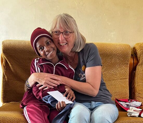 Auch Sabra freut sich über eine Karte und ein T- Shirt.