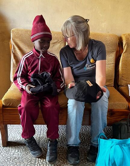 Luckson ist wie so oft allein. Doch dieses Mal kommt seine Mutter einfach nur später.