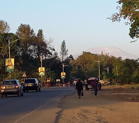 Als ich mich auf den Weg zurück zum Homestay begebe, sehe ich in der Ferne den Kilimandscharo  Das Glück hat man nicht so häufig, denn oft ist er von Wolken eingehüllt.