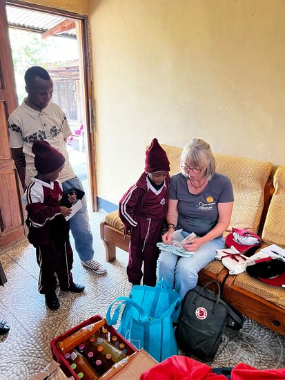 Die beiden gehen noch in den Kindergarten dieser Schule.