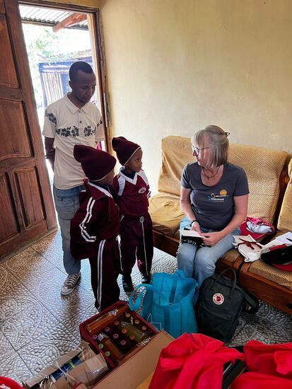 Unsere Zwillinge Doris und Dorkas sind mit ihrem Vater gekommen.