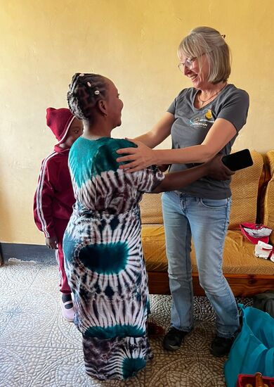 Mama Aisha freut sich jedes Mal sehr mich wiederzusehen und die Freude liegt auch ganz auf meiner Seite.