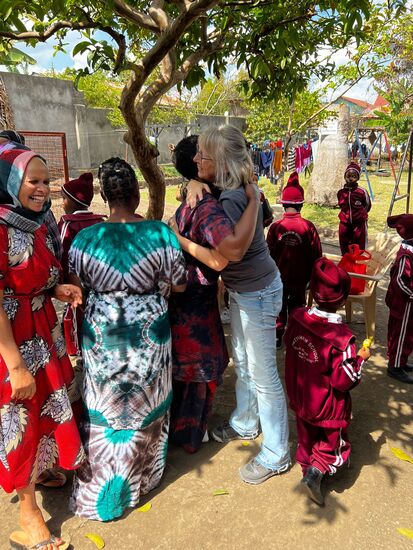 Ich werde nochmals herzlich umarmt.