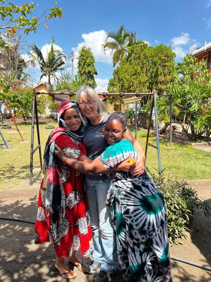 Es entsteht noch das eine oder andere gemeinsame Foto. Die Eltern sind sehr dankbar, das ihre Kinder die Chance haben auf diese Schule zu gehen.