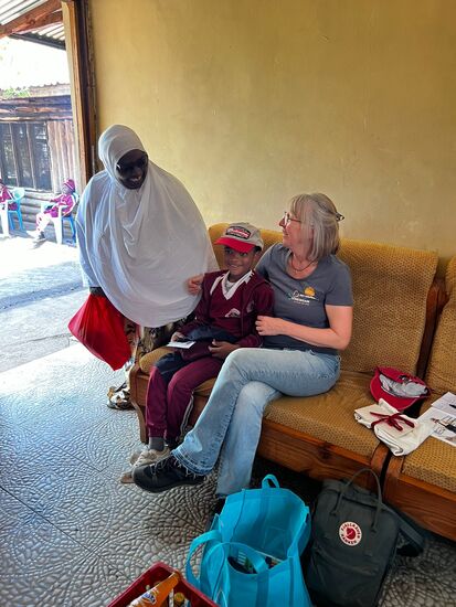 Dann kommt Iddy mit seiner Großmutter. Er lebt bei seiner Oma in einer Großfamilie. Denn die Großmutter kümmert sich um viele ihrer Enkelkinder.