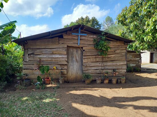 Wir sind fast da. Die Familie wohnt direkt neben dieser kleinen Kirche.