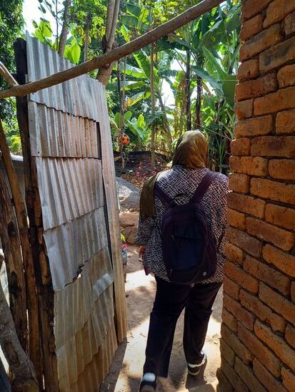 Durch diese Blech- Tür geht es auf das kleine Grundstück.