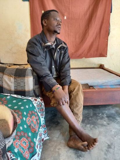 Der Vater wartet drinnen auf uns. Es ist alles sehr spartanisch. Kaum vorstellbar, das hier ein Vater mit vier seiner sechs Kinder lebt.