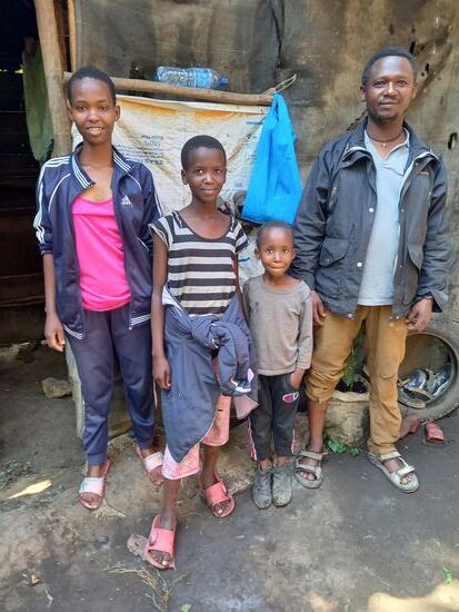 Draußen darf ich ein Foto der Familie machen. Es ist den Kindern anzusehen, das das Essen knapp ist. Das Leben kann so erbarmungslos sein.