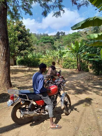 Ich steige zu Hagais großen Bruder aufs Motorrad und schon geht die Fahrt los.