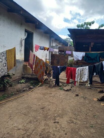 Hier lebt die Tante mit ihrer Familie. Leider treffen wir sie nicht an. Sophia telefoniert mit ihr und erklärt ihr unser Anliegen. Sie will es mit ihrem Mann besprechen und sich melden.