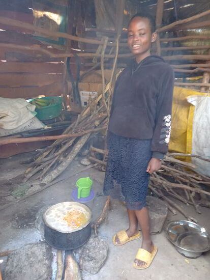 Das ist die dreizehnjährige Cousine von Hagai. Sie kocht gerade das Essen für die Familie. Es gibt Makande - Bohnen, Mais und Möhren. Sie freut sich über mein Interesse.