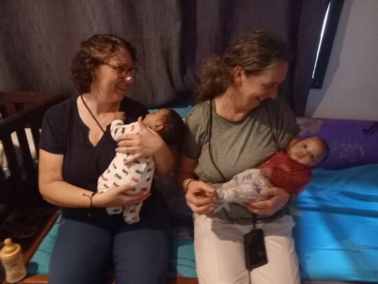 Rita und Manuela bei den Säuglingen