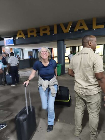 Nachdem ich mein Visum im Ausweis hatte, gab es nur ein Ziel  - schnell raus und die warme Luft Afrikas atmen. Ich bin einfach nur glücklich!