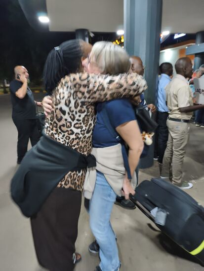 Es folgen herzliche Umarmungen und alle haben ein Lachen der Freude im Gesicht.