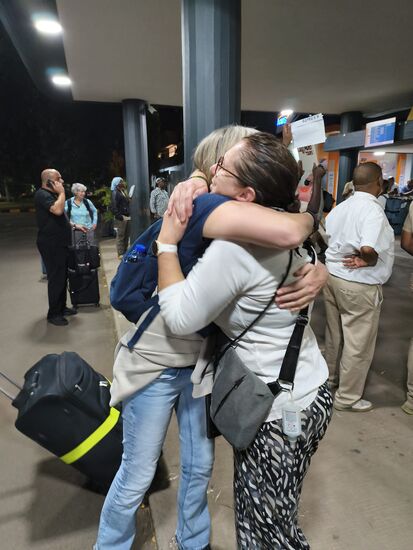 Unsere Freiwilligen Manuela und Rita sind mit zum Flughafen gekommen.  Das war ein rundum gelungener Empfang!