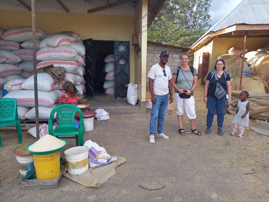 Als wir an einer Mühle vorbei kommen, wird Rita neugierig und möchte wissen wie der Reis verarbeitet wird. Leider sind die Maschinen außer Betrieb. Aber der Besitzer lädt uns ein wiederzukommen.