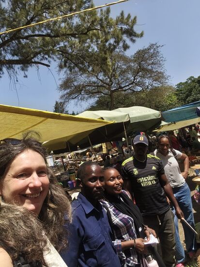 Rita ist heute auf dem Markt zum Wocheneinkauf für das Baby Haus gegangen.