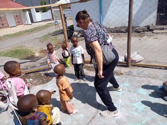 Manuela hat einen Huckekasten aufgemalt und gleich gezeigt wie es geht 