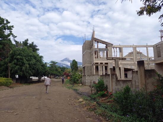 Blick auf den Mount Meru.  Rechts sieht man den Neubau einer Kirche.