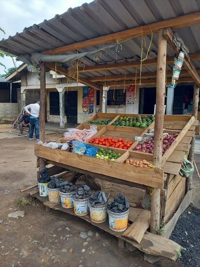 Kleine Verkaufsstände am Wegesrand
