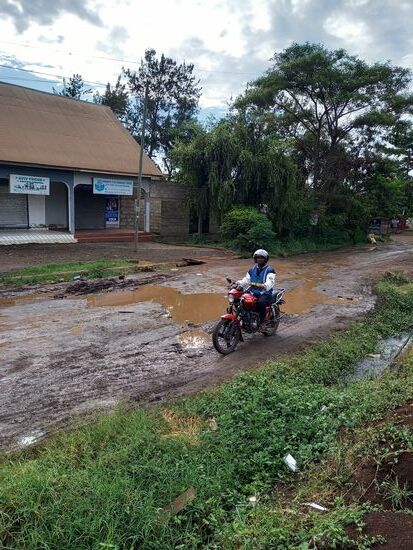 Die Motorräder sind heute deutlich langsamer unterwegs   denn die Wege sind extrem rutschig.
