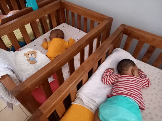 Im Baby Haus werden wir schon sehnsüchtig erwartet.