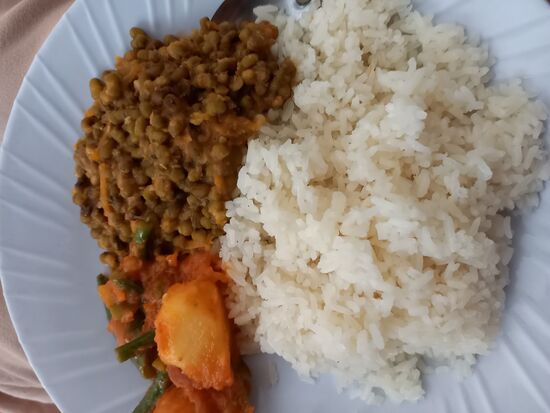 Safi hat Reis, eine Art Linsengemüse und Bohnen mit Kartoffeln gekocht. Sehr lecker.