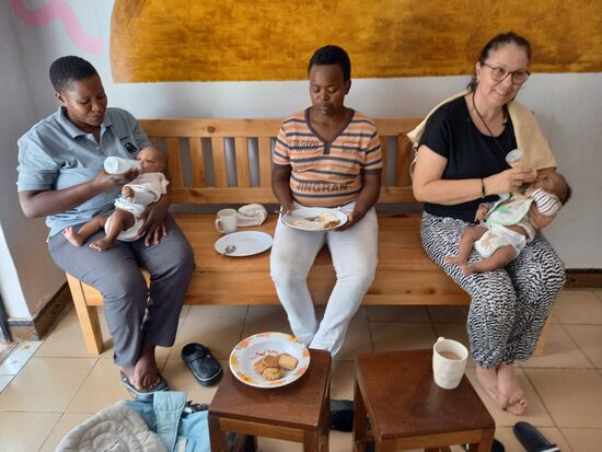 Wir haben ein paar Kekse und Cappuccino mitgebracht. Damit haben wir den Nannys eine große Freude bereitet, denn das können Sie sich nicht leisten.