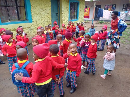 Im Day Care werden wir fröhlich empfangen. Tina und ich freuen uns über das schnelle Wiedersehen. Schließlich bin ich im Oktober 25 erst dort gewesen.