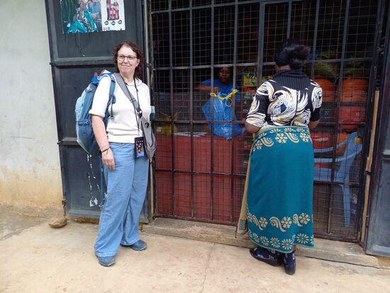 Schon stehen wir vor einem Shop ganz in der Nähe. Manuela kauft je 10kg Reis und Zucker.