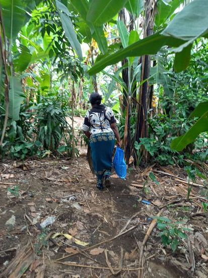 Auf kleinen Trampelpfaden kreuz und quer durch eine Bananenplantage geht es zurück zu den Kindern.