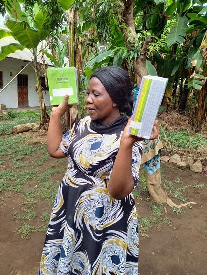 Tina erklärt den Kindern was wir mitgebracht haben.